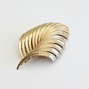 Vintage Brooch Goldtone Feather Hammered Metal Leaf Pin Modernist Retro Estate